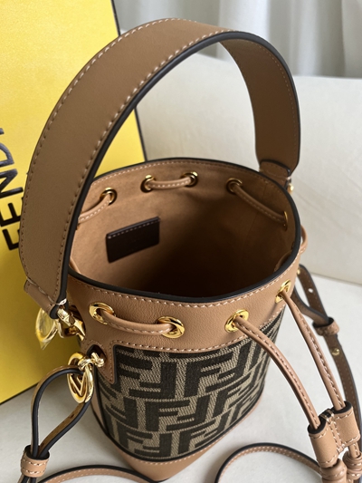 フェンディバッグ背面デザイン